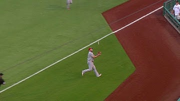STL@PIT: Adams makes a nice catch in foul territory