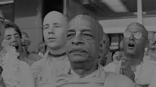 Prabhupada 1078 Esti Sorbita Ambaŭ kun la Menso ke Kun Iintelligenza, Pensante a la Sinjoro Dum Dude