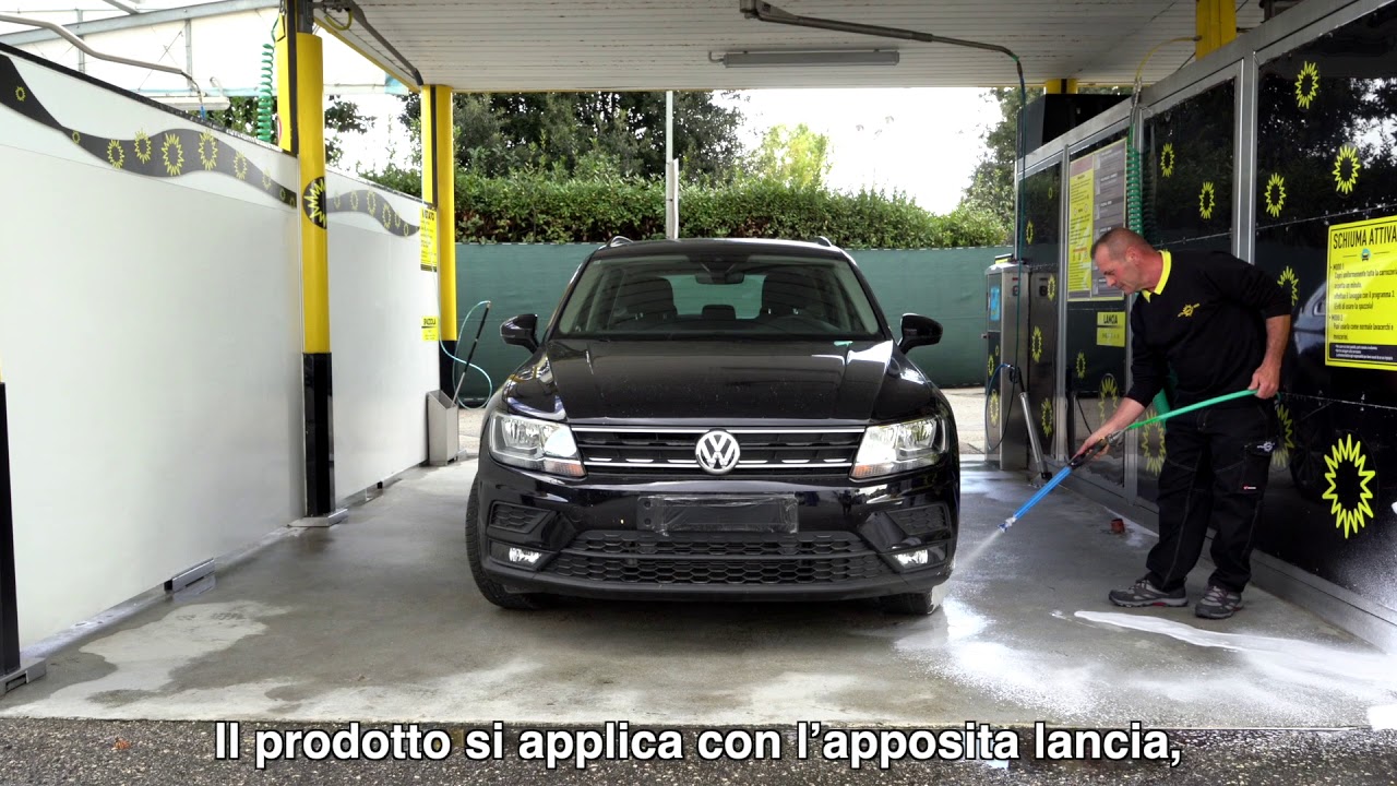 Un Operaio Lava La Schiuma Attiva Da Un'auto in Un Autolavaggio. Schiuma  Sporca Immagine Stock Editoriale - Immagine di sapone, commercio: 221495684