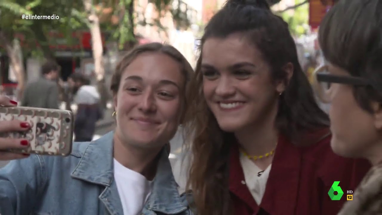 ¿Es Amaia Romero tan famosa como pensamos? Thais Villas sale a la calle con ella para comprobarlo