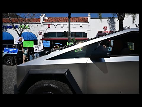 Trump Says He’ll Buy a Tesla to Help Musk Trump Says He’ll Buy a Tesla to Help Musk