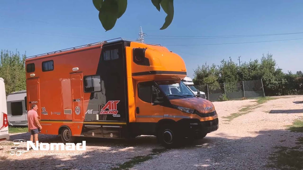 Разглеждаме кемпер за превозване на мотори по състезания - YouTube