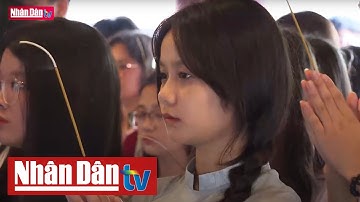 Sĩ tử cầu may tại Văn Miếu - Quốc Tử Giám