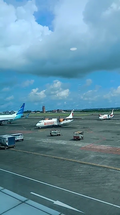 status WA/IG story baru aja sampai di bandara IGNR Bali