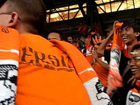 Kegembiraan suporter Persija merayakan terciptanya gol saat berlangsungnya pertandingan Liga Indonesia di Stadion Lebak Bulus Jakarta Selatan. Persija Fans celebrate goal at Indonesia League that held in Lebak Bulus Stadium.