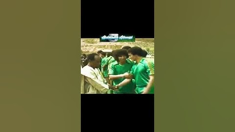 المرحوم عبد المجيد الظلمي يقدم لاعبي المنتخب المغربي كعميد خلال إحدى اللقاءات الافريقية