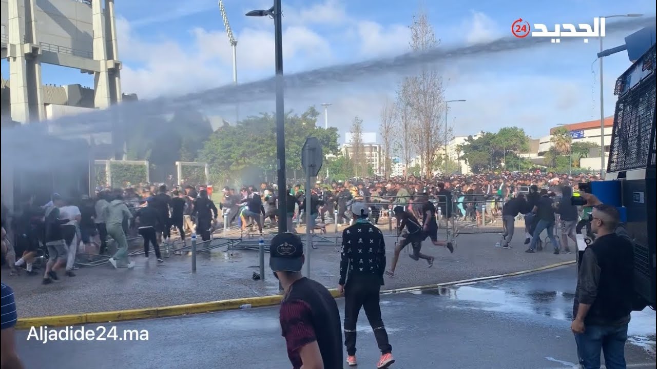 بعد المعانات لساعات طويلة .. جماهير الرجاء  تتخطى الحواجز وتقتحم الملعب والامن يتدخل