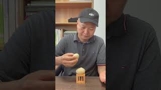 A Clever Way To Stand A Duck Egg On Top Of Another Duck Egg.把一顆鴨蛋立在另一顆鴨蛋上的巧妙方法