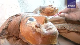 Египетские археологи показали сокровища из найденной в Луксоре гробницы Египетские археологи показали сокровища из найденной в Луксоре гробницы
