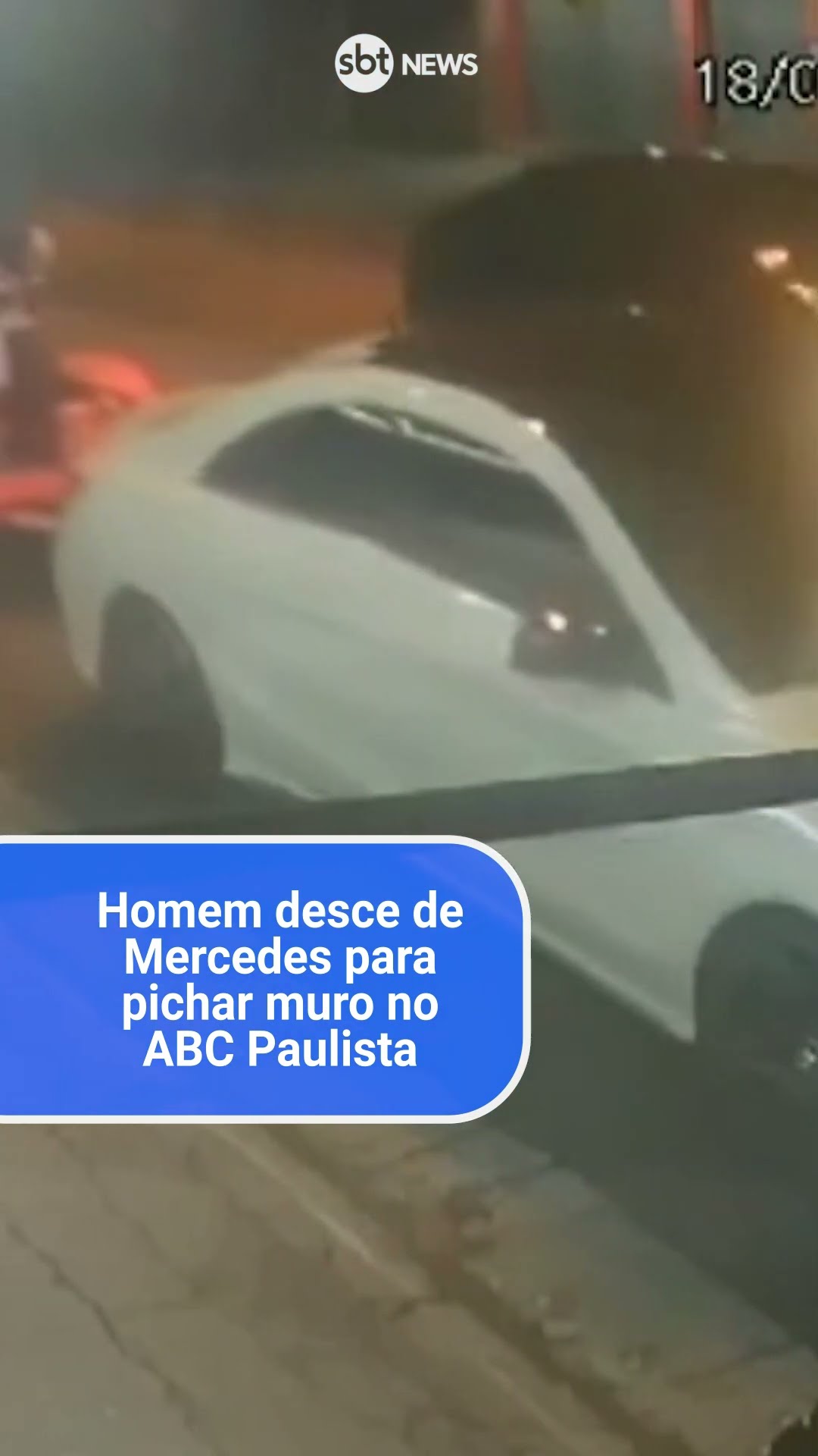 Homem desce de Mercedes para pichar muro no ABC Paulista