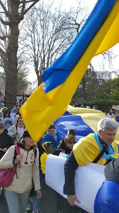 Великий прапор України у центрі Лондона - YouTube