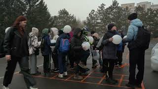 Амурские школьники отметили День космонавтики масштабным флешмобом