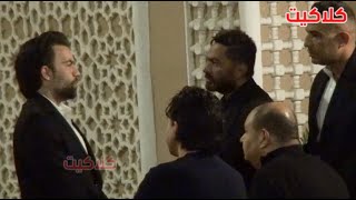 زحام الجمهور حول الفنان تامر حسني لحظة خروجه بعـزا شقيق الفنان شريف رمزي