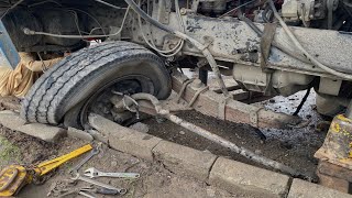 Shocking accident! Overloaded truck Tire  Blast, front Axle & Leaf Spring Completely Destroyed