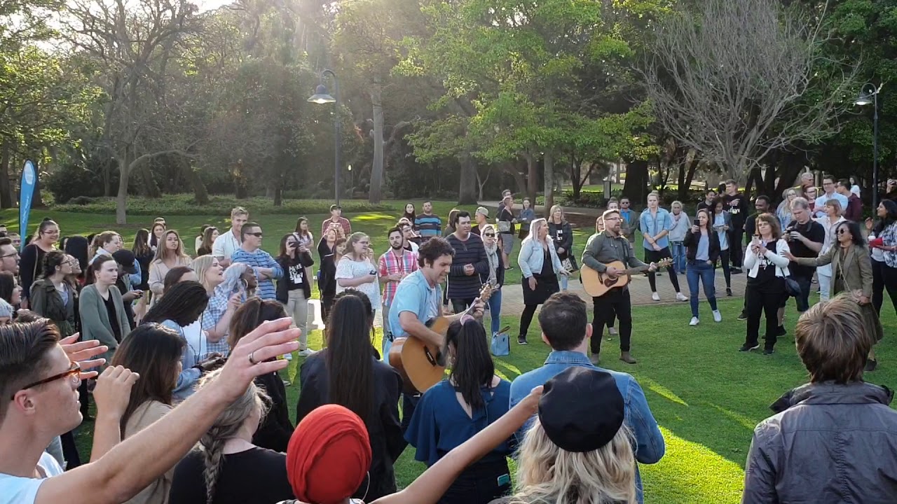 Spontaneous outdoor worship