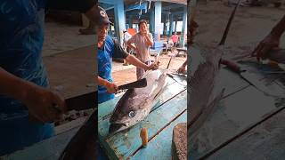 Japanese people are sad to see it # #fishcutting #viralshorts #tuna #seafood