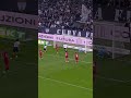 ⚽️ 𝑻𝒉𝒆 𝒔𝒕𝒓𝒊𝒌𝒆𝒓 timbra il 14º gol stagionale e si prende la vetta della classifica marcatori.