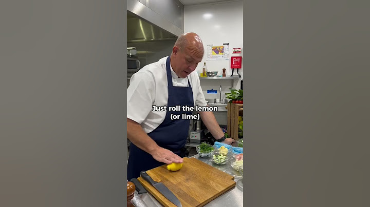 Lemon juicing life hack 🤯🍋 #lifehacks #lemonjuice #chef