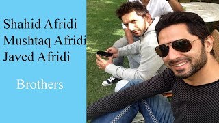 Shahid Afridi with his brothers Javed Afridi and Mushtaq Afridi