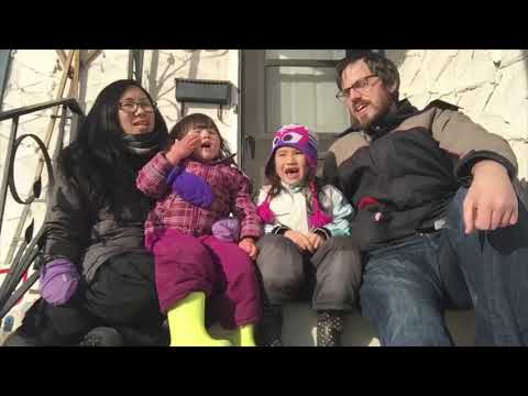 ეთნომუსიკოსი პატარებთან ერთად ასრულებს ქართულ ხალხურ სიმღერას