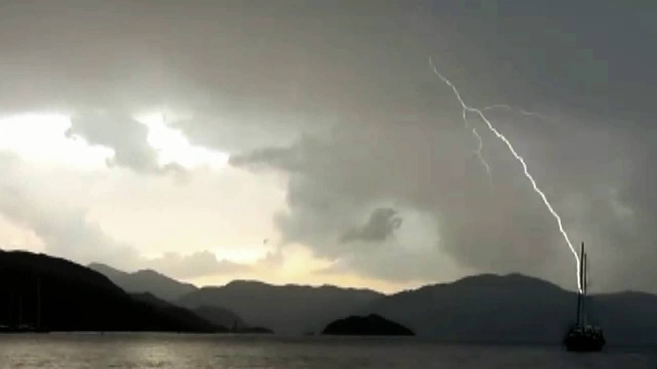 lightning strike sailboat mast