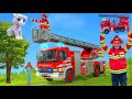 Die Kinder spielen und retten eine Katze mit einem echten Feuerwehrauto