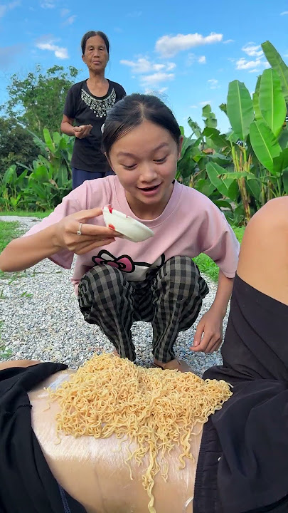 câu chuyện cười xoay quanh gói mì tôm mì ăn liền kết hợp tương ớt tạo ta hương vị hoàn chỉnh #shorts