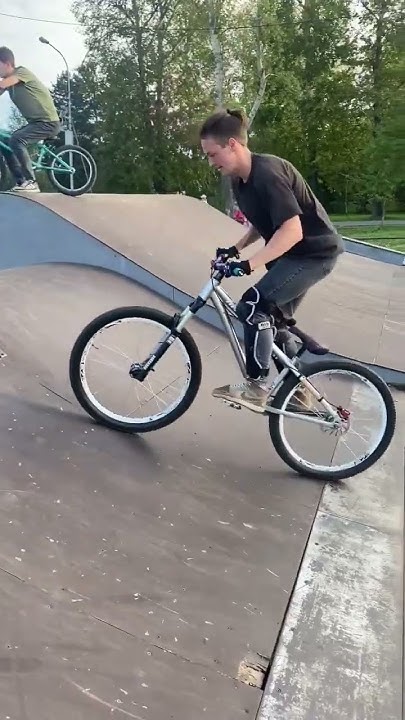 Взял Фуру и начал делать трюки #bmx #mtb #bmxtricks #mtblove #a #rap # ...