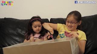 Hai chị em mở  quà hiệu Zara