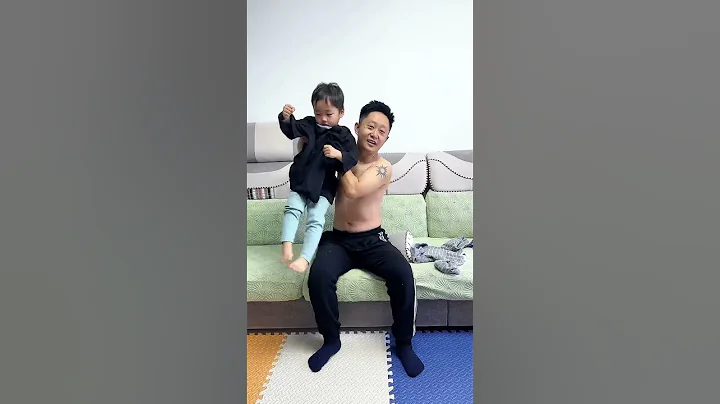 Dad Is Addicted To Watching Tv, And He And His Son Have Their Clothes On Backwards. #funny #cute - DayDayNews