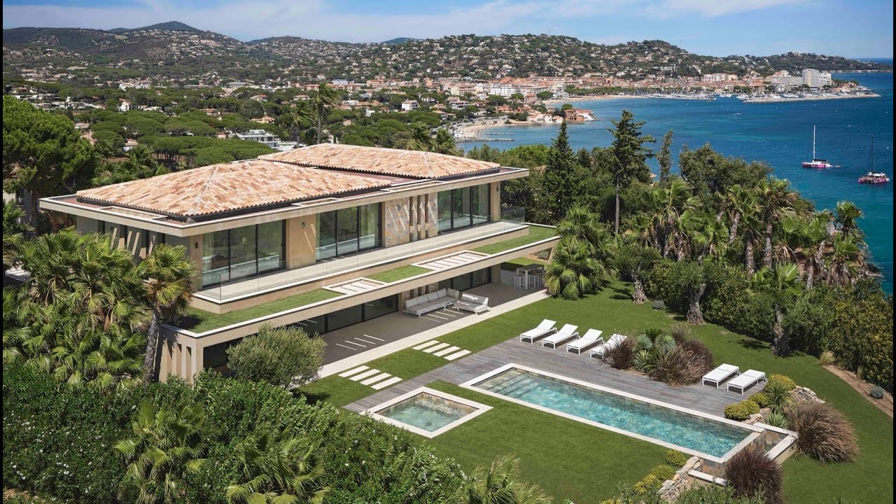 Contemporary house facing Saint-Tropez