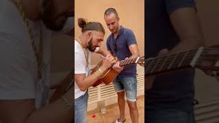 José el ciego firmandole la guitarra a Carlos en fuente alamo