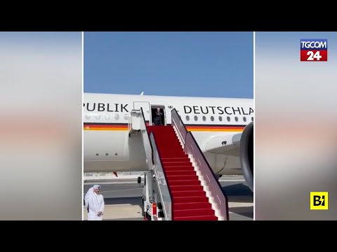 Qatar, il presidente tedesco “abbandonato” per 30 minuti sulla pista di atterraggio