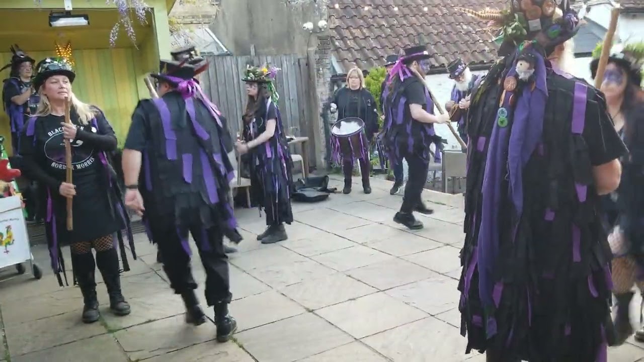 Смотреть «'Cuckoos Nest', Black Swan, 23 May. Dorking. morris dance 2023 various» на YouTube Смотреть «'Cuckoos Nest', Black Swan, 23 May. Dorking. morris dance 2023 various» на YouTube