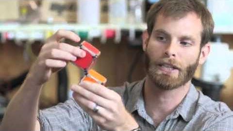 Small Cubes That Self-Assemble