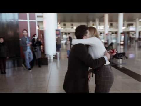 ხელის თხოვნა აეროპორტში Proposal at the Airport