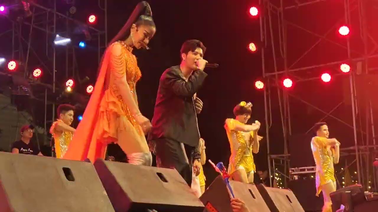 รักมาห้าปี #ซันวงศธร #แพรวพราวแสงทอง | งานประจำปีวัดอินทรวิหาร บางขุนพรหม กรุงเทพฯ - 03.03.2568