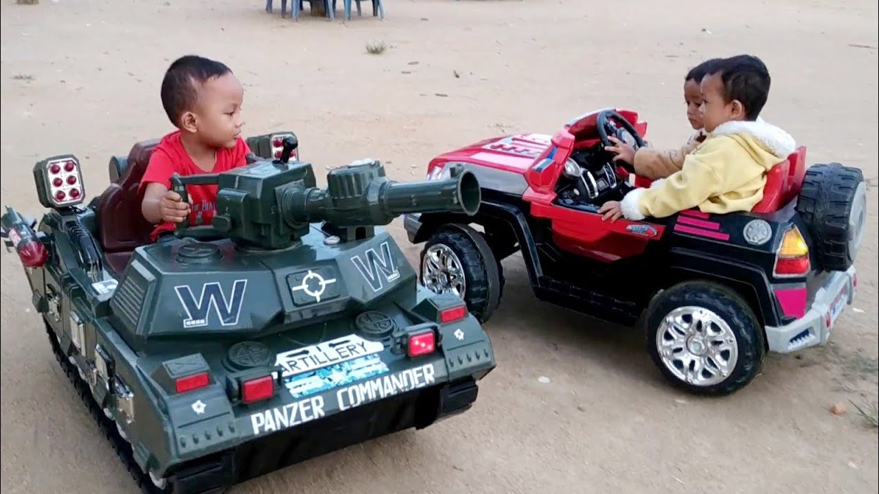 Tentara garasi truk-mobil untuk anak-anak untuk belajar kendaraan yang dan bersenang-senang di Indon. 