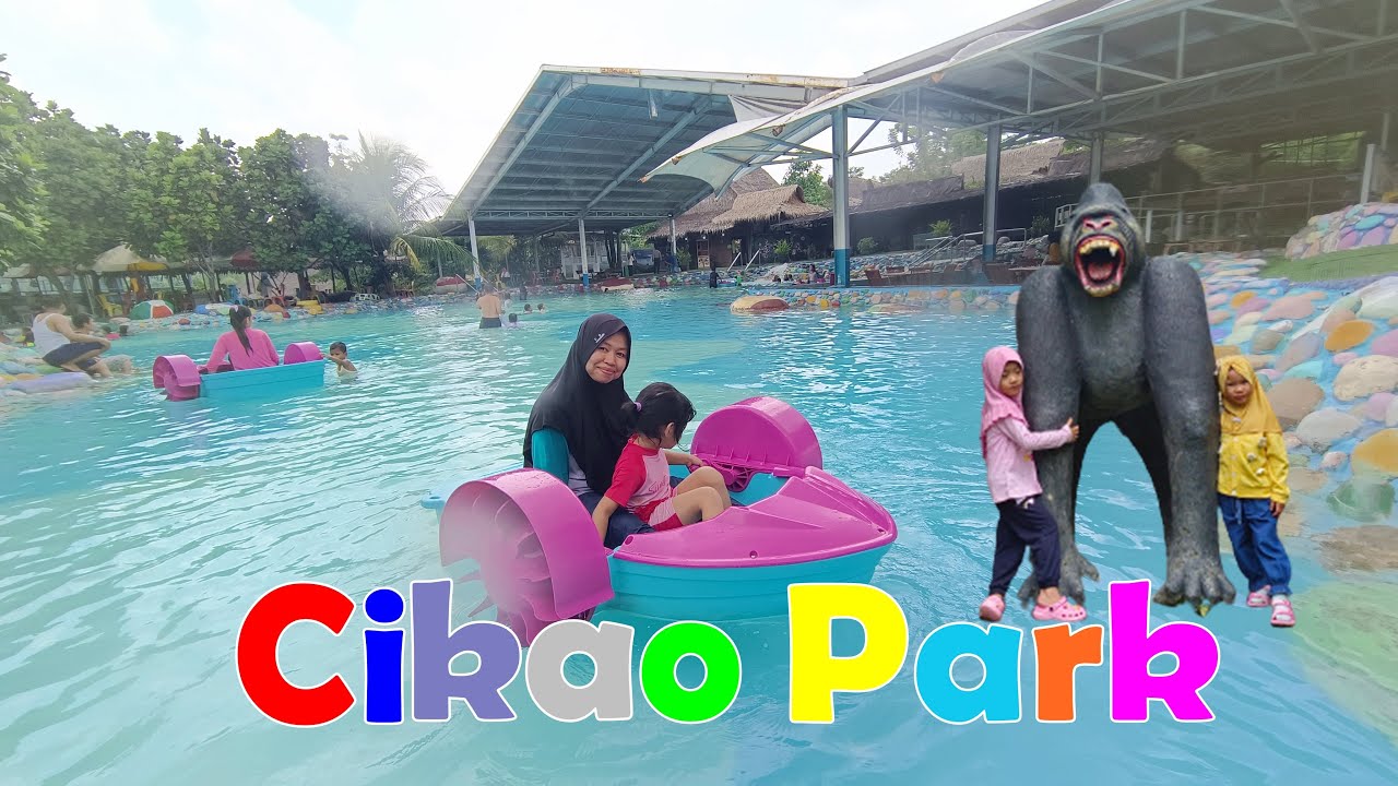 Serunya bisa naik perahu di kolam renang Cikao Park Purwakarta