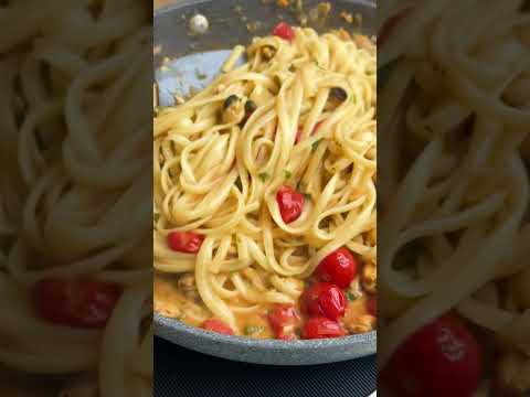 ЛИНГВИНИ С МИДИЯМИ, АНЧОУСАМИ И КАПЕРСАМИ 🍝🦪 (рецепт в комментах)