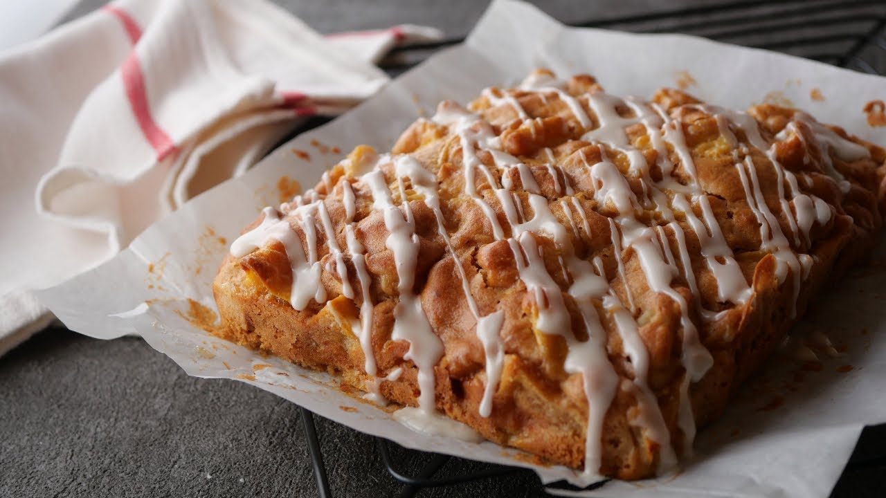 【気軽に作れて美味しすぎ♡シナモンアップルケーキ】「オイル使いの濃厚しっとりケーキ」100均のオーブントレーで焼いたよ | Moist and Spicy Cinnamon Apple Cake