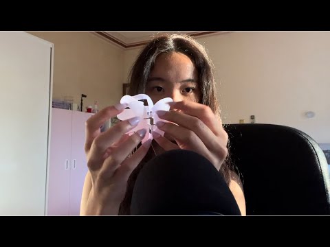 ASMR 1 minute of different claw clips tapping