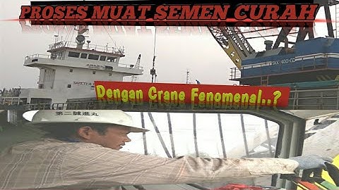 crane kapal kargo proses muat semen curah di pelabuhan sunda kelapa