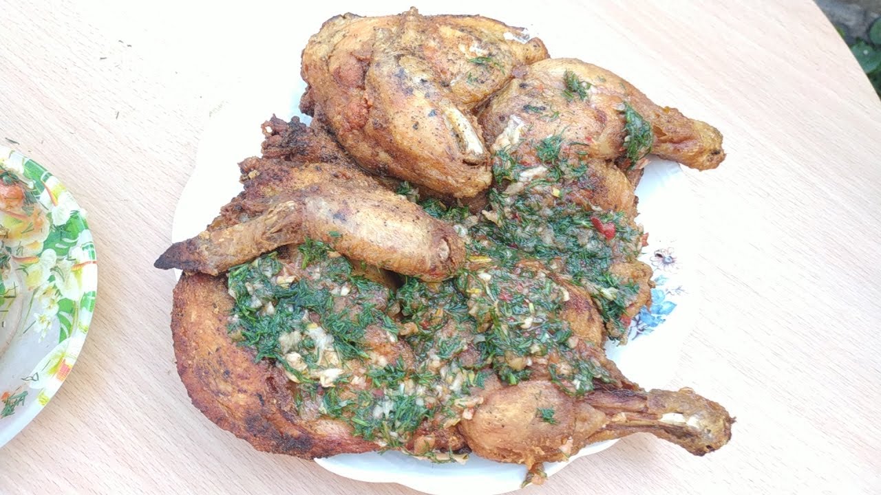 Настоящий цыпленок табака в казане на костре.