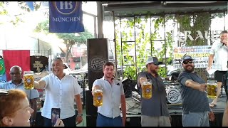 Krause Cafe - Men&#39;s Masskrugstemmen Bier Stein Holding Contest