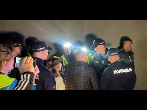Policija pretresa studente koji pešače ka Kosjeriću