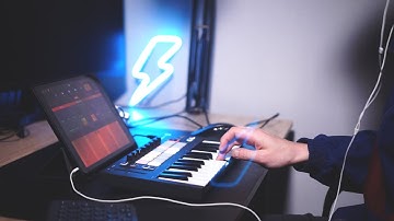Launchkey Mini MK3 Live Looping Performance in iOS Groovebox / 04-01-2021
