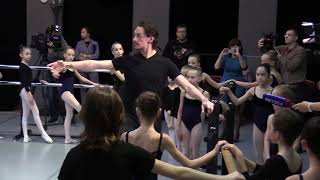 Sergei Polunin teaches ballet class in Sevastopol. (39 minutes) [Сергей Полунин]