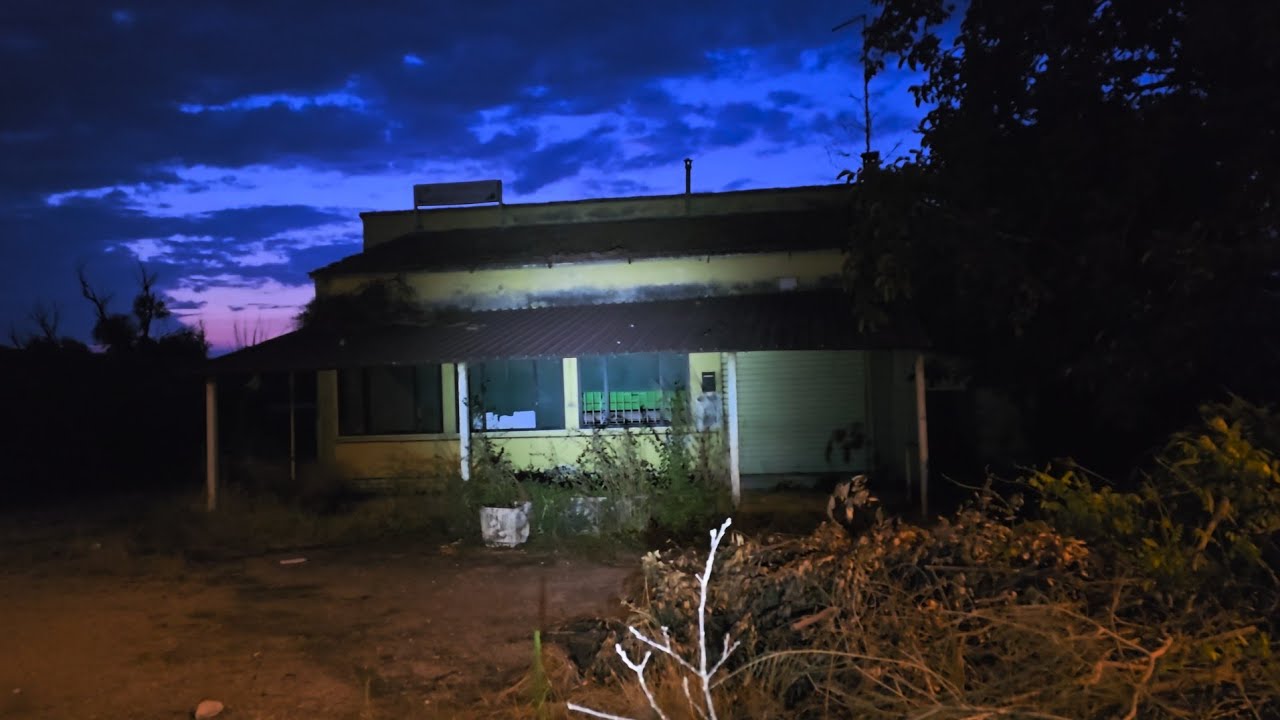 Esploriamo una trattoria abbandonata in mezzo al nulla.