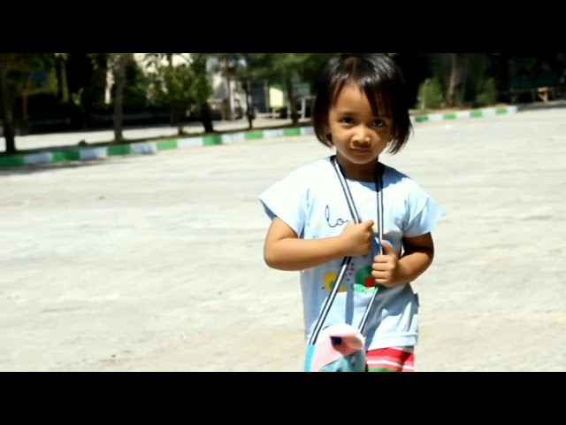 VIDEO ANAK MAIN DIPANTAI CAMPLONG - ALMA GROW 3 Tahun class=